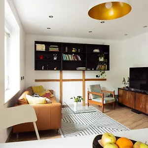 Large Two Bedroom Family App - Free Parking Apartament